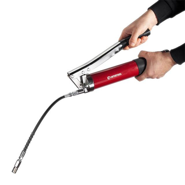 Шприц для смазки двухплунжерный 600см3 с гибким шлангом. Intertool HT-0060