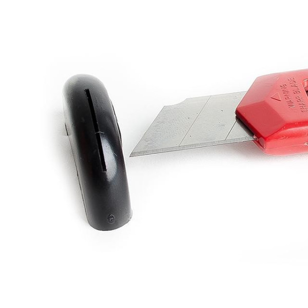 Intertool HT-0500 slotting knife with a snap-off blade of 18 mm
