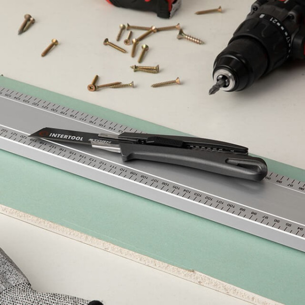 Segment knife 18 mm, aluminum handle, metal guide, STORM Intertool HT-0534