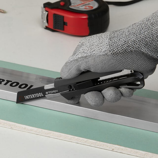 Segment knife 18 mm, aluminum handle, metal guide, STORM Intertool HT-0534