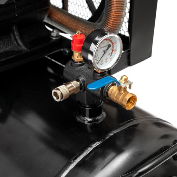 Compressor 200 l, 7.5 kW, 380 V, 10 atm, 1050 l/min, 3 cylinders Intertool PT-0040