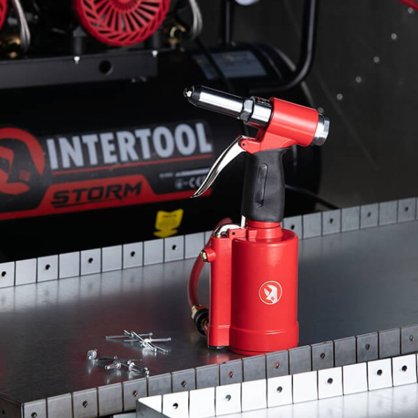 Пістолет заклепувальний пневматичний у кейсі з аксесуарами Intertool PT-1304